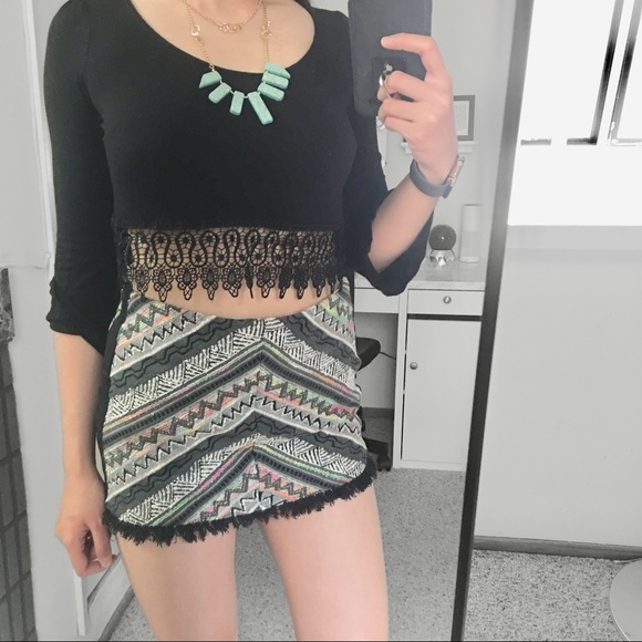 a'gaci Tops - A’gaci ◉ Black Lace Bottom Bell Sleeve Crop Top
